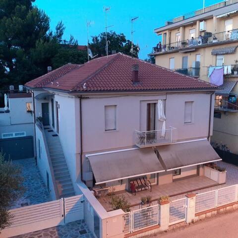 Good House- Ampio Appartamento Vicino Al Mare Ріміні Екстер'єр фото